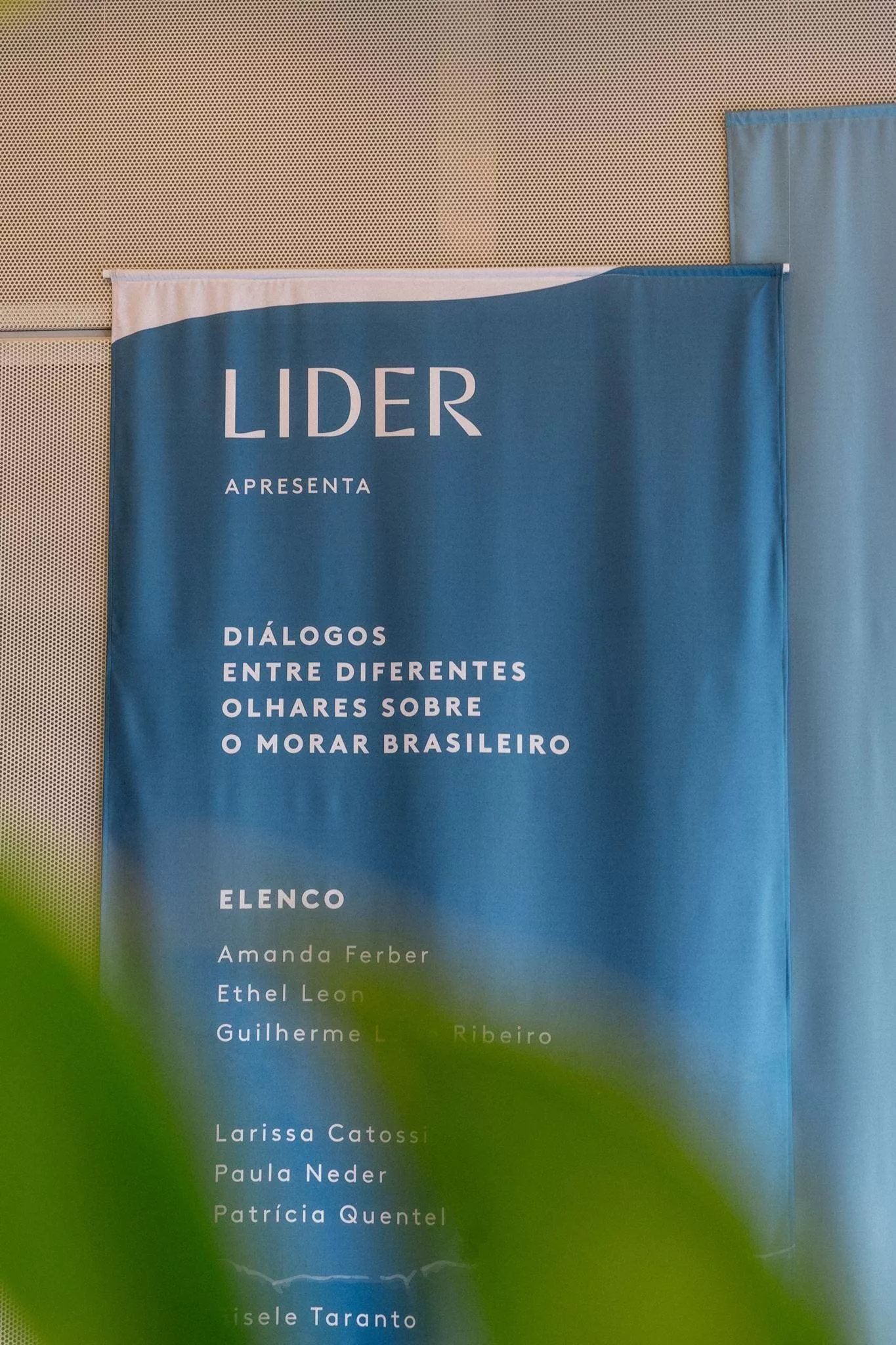 Flâmulas na entrada da loja Lider no Rio de Janeiro.