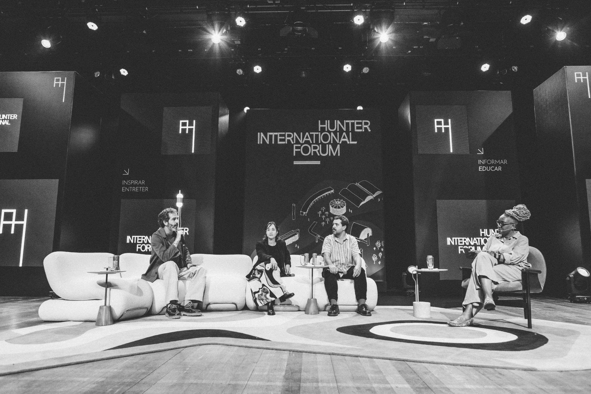 Palestrantes no palco do Memorial da América Latina